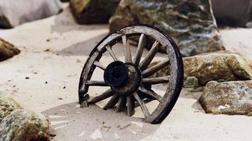 roda de carroça de tradição antiga na areia video