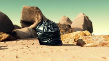 saco de lixo plástico preto cheio de lixo na praia video