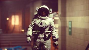 astronaute au métro souterrain video
