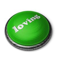 palabra amorosa en el botón verde aislado en blanco foto