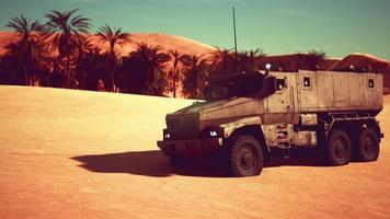 bepansrad militärlastbil i öknen video