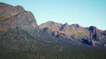 panorama del paesaggio delle montagne rocciose aeree video