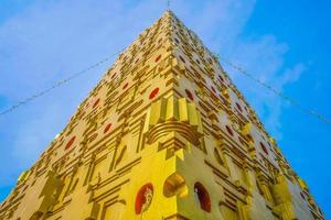 Stupa en bodh gaya en el distrito de sangkhla buri kanchanaburi tailandia foto