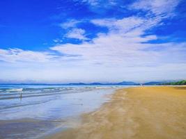 cielo azul idílico del océano tropical y hermosa arena en la playa, vacaciones en la playa, concepto de verano.tailandia foto