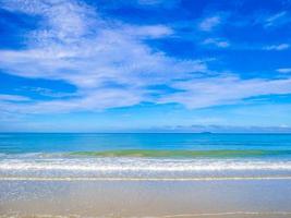 increíble cielo azul del océano y hermosa arena en la playa en tiempo de vacaciones, vacaciones en la playa, concepto de verano.tailandia foto