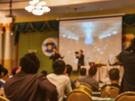 foto borrosa abstracta de la sala de conferencias o de la sala de seminarios con los antecedentes de los asistentes