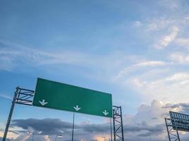 gran puesto de guía de tráfico en la parte superior de la carretera foto