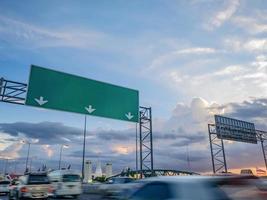 gran puesto de guía de tráfico en la parte superior de la carretera foto