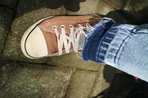 zapatos marrones con cordones blancos foto