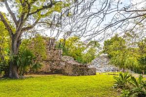 antiguo sitio maya con templo ruinas pirámides artefactos muyil mexico. foto