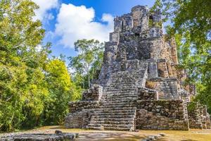 antiguo sitio maya con templo ruinas pirámides artefactos muyil mexico. foto