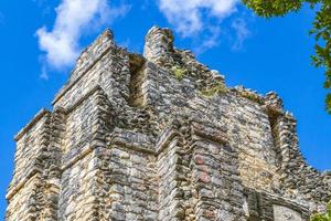 antiguo sitio maya con templo ruinas pirámides artefactos muyil mexico. foto