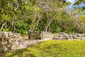 antiguo sitio maya con templo ruinas pirámides artefactos muyil mexico. foto