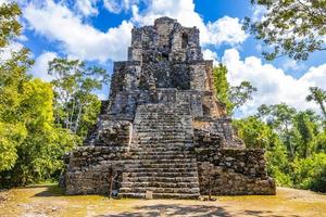 antiguo sitio maya con templo ruinas pirámides artefactos muyil mexico. foto