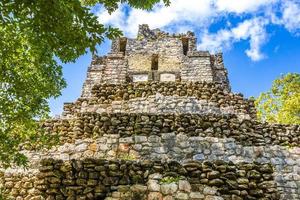 antiguo sitio maya con templo ruinas pirámides artefactos muyil mexico. foto