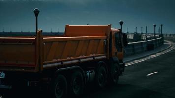 grote vrachtwagen op de brug video