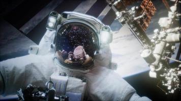 astronaut op ruimtewandeling. elementen van deze afbeelding geleverd door nasa video