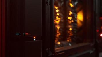 data center escuro futurista com metal e luzes video