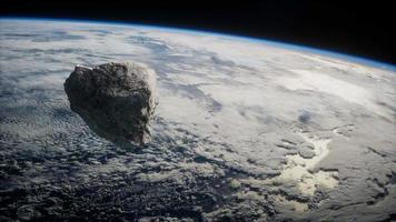 dangereux astéroïde s'approchant de la planète terre