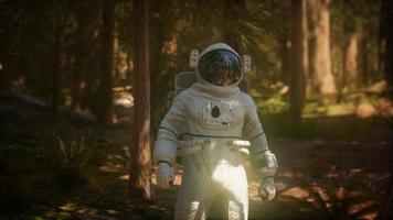 ensam astronaut i mörk skog video