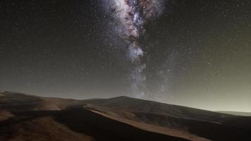 fantastiska Vintergatan över sanddynerna erg chebbi i Saharaöknen video