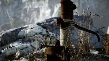 pompa dell'acqua a mano retrò ruggine video