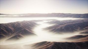 paesaggio di montagna con nebbia profonda al mattino video