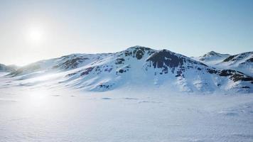 Luftlandschaft von schneebedeckten Bergen und eisigen Küsten in der Antarktis video