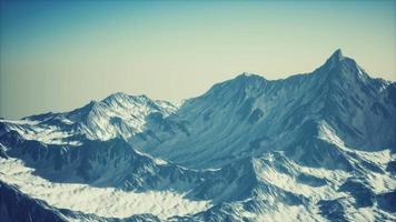 luchtfoto van de bergen van de Alpen in de sneeuw video