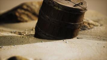 cesta de madera vieja en la arena en la playa video
