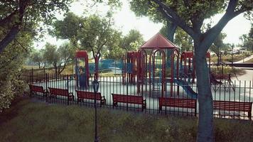 aire de jeux pour enfants vide pour les loisirs dans le parc fermé depuis un moment coronavirus video