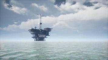 grande plate-forme de forage de plate-forme pétrolière offshore dans l'océan pacifique video
