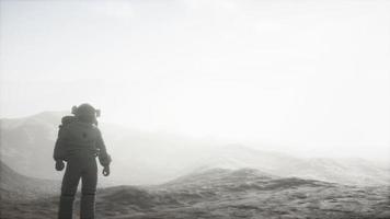 astronauta en otro planeta con polvo y niebla video