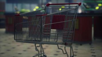 leerer geschlossener supermarkt wegen covid-19-coronavirus-epidemie video