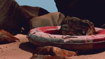 velha bóia salva-vidas quebrada na praia do mar video