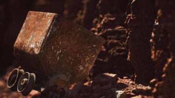 chariot de mine d'or abandonné utilisé pour transporter le minerai pendant la ruée vers l'or video