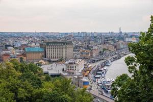 vista de kiev desde un punto de observación sobre el río dniéper foto