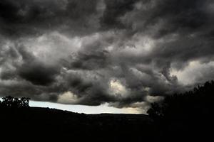 cielo con nubes de tormenta oscuro foto