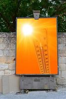 tablón de anuncios para la publicación de carteles. ilustración de color naranja y amarillo que representa el sol y un termómetro ambiental. foto