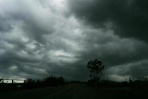 ominosas nubes de tormenta. nubes de tormenta formándose en el cielo. nubes de tormenta de peligro que cubren el cielo con nubes oscuras. foto