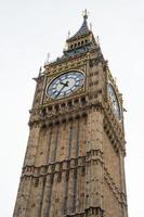 vista de la torre del big ben en un día nublado. Londres, Reino Unido foto