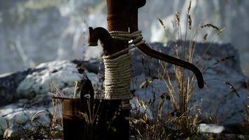 pompa dell'acqua a mano retrò ruggine video