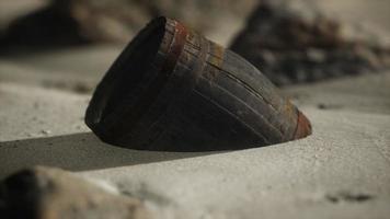 oud houten vat op het strand video