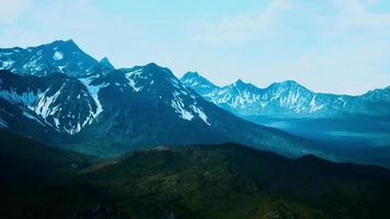paisagem de montanha em dia ensolarado de verão brilhante video