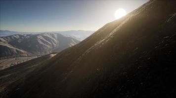 bergen landschap in afghanistan bij zonsondergang video