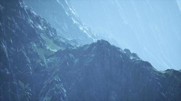 bergketen met verbazingwekkende ruwe rotstextuur video