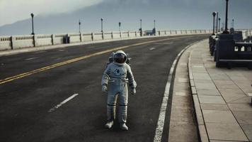 astronauta en traje espacial en el puente de carretera video