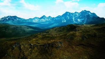 Berge mit schneebedeckten Gipfeln im Sommer video