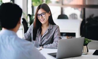 concepto de entrevista de trabajo. empresario cuestionando y escuchando las respuestas de los candidatos durante la entrevista. foto