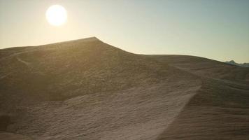 vista aérea de grandes dunas de arena en el desierto del sahara al amanecer video